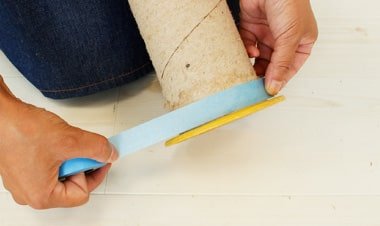 長さを測るために、ヒモを外した柱の上と下の2箇所にマスキングテープを巻き付けて貼る