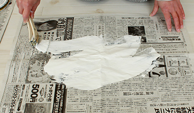 新聞紙に塗り広げる