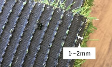 縫い目の1～2ｍｍ外側に沿うようにカット