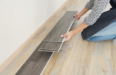奥の壁にぴったり突きつけたまま
