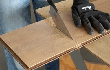 のこぎりでカットする