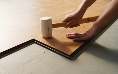 はめ込みにくい場合ゴムハンマーを使って軽く叩く