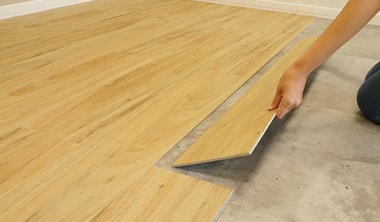ボンドを使わず置くだけで施工するフロアタイル