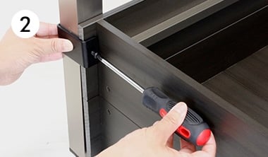 フェンスとボックスを金具で挟んでドライバーでネジを締め込む
