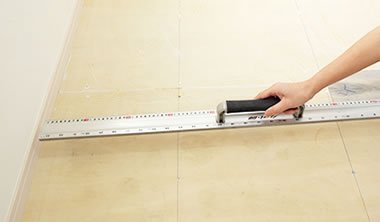 壁際に入るフロアタイルの必要な長さを測る