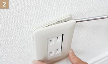 マイナスドライバーを倒しながら少しずつカバーを外す