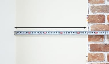 左端の壁から、右に貼った壁紙の左端のミミまでの長さを測ります