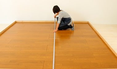 スケールで部屋の縦・横の長さを測る