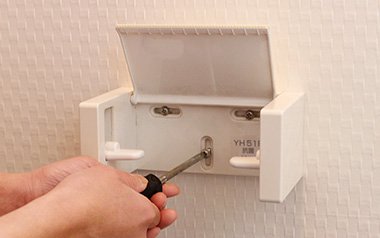 トイレの壁から取り外したものを戻す