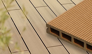 人工木材 「木」の配合率と色褪せについて