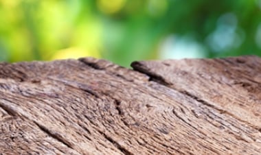 木目は天然木から型取り 表面の凹凸が心地良い手触りを生む