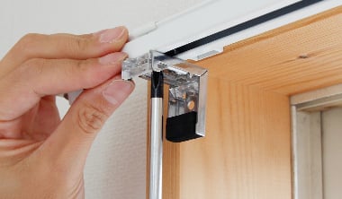 ネジを締めてブラケットの位置を固定する