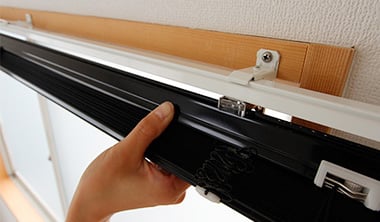 カーテンレールに取り付ける