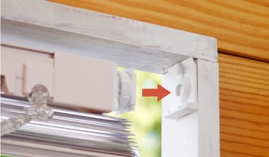 本体をブラケット受けに設置する