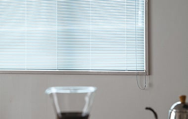 窓枠内側にピッタリ納まるブラインドを