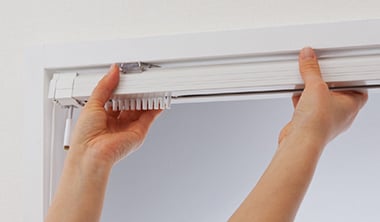 レールをブラケットにはめ込む