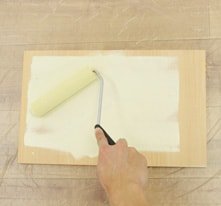 受け皿で転がし塗料をなじませ、壁紙の全体的に塗料を広げる