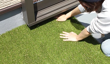 ベランダやバルコニーの床を人工芝にしたい場合