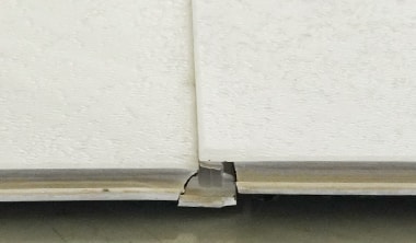 ハンマーで叩くときにサネが割れた