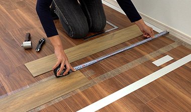 床材の長さ寸法を2ヶ所測る