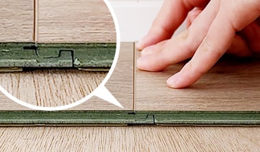 手で押さえてはめ込む