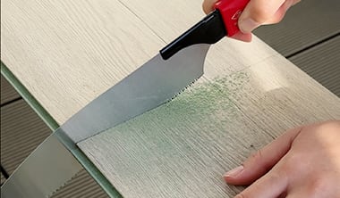 のこぎりでカット