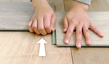 スライドさせて取り外す