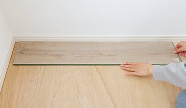 床材を敷いていく