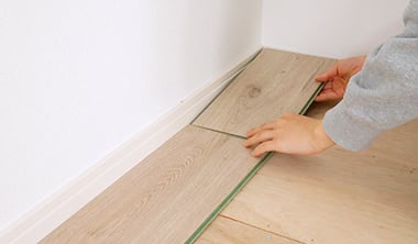 スライドさせて取り外す