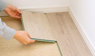 床材を敷いていく