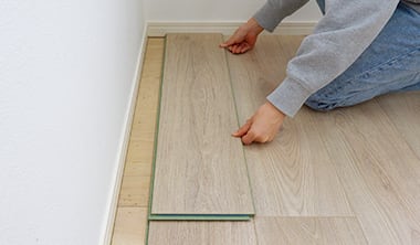 最後の列に使用する床材を重ねて置く