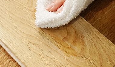 オイルを少量付けたウエスで薄く塗り込みます