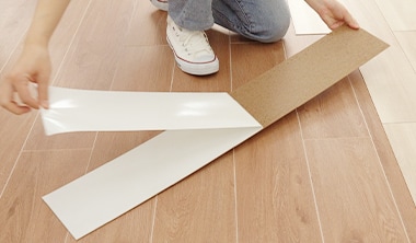 剥離紙を剥がす