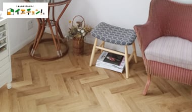 ヘリンボーン柄フロアタイルでナチュラルインテリアにDIY！