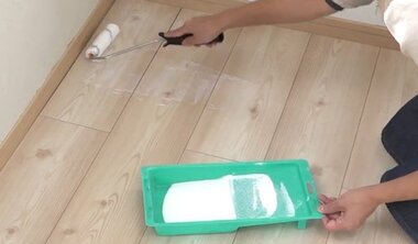 下地にピールアップボンドを塗布