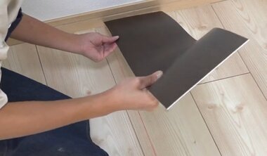 一枚目の床材を壁に突き付けて貼る