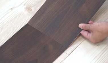 二枚目からは隣の床材と突き付けて貼る