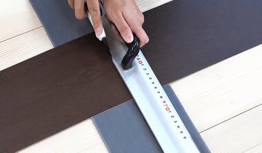 床材の表面に切り込みを入れる