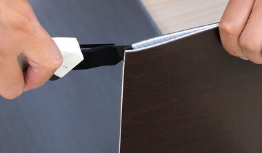 切り込みに沿って折り曲げて切り離す