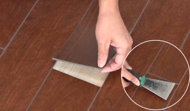 へらなどを角に差し込み、めくって剥がす