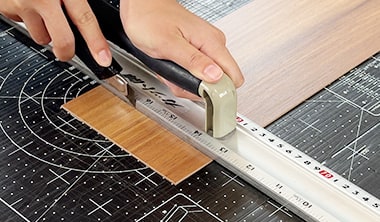 床材をカッターでカット