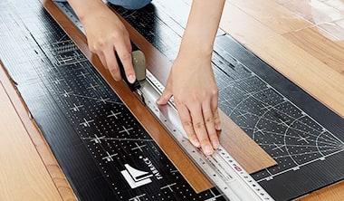 1列目の床材をカット