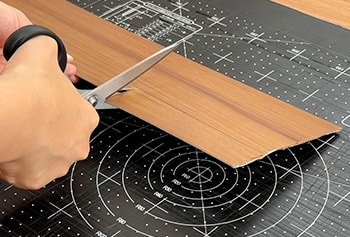 短辺をハサミでカット