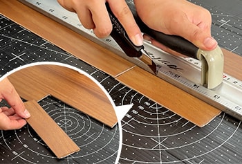 長辺をカッターで切り離す