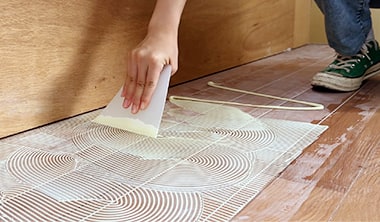 ボンドを塗布する