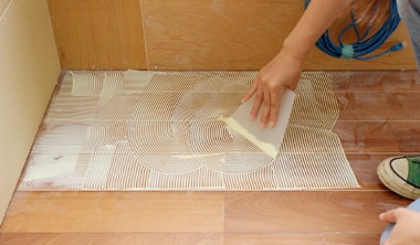 隅々までしっかりとボンドを塗布する