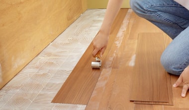 ローラーで圧着する