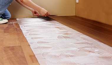 ボンドを塗って貼り付けていく