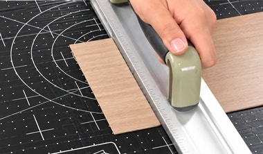 1.5mm Basicに定規を当ててカッターで切る様子