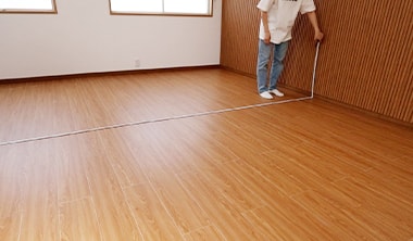 部屋の幅と奥行きを測る